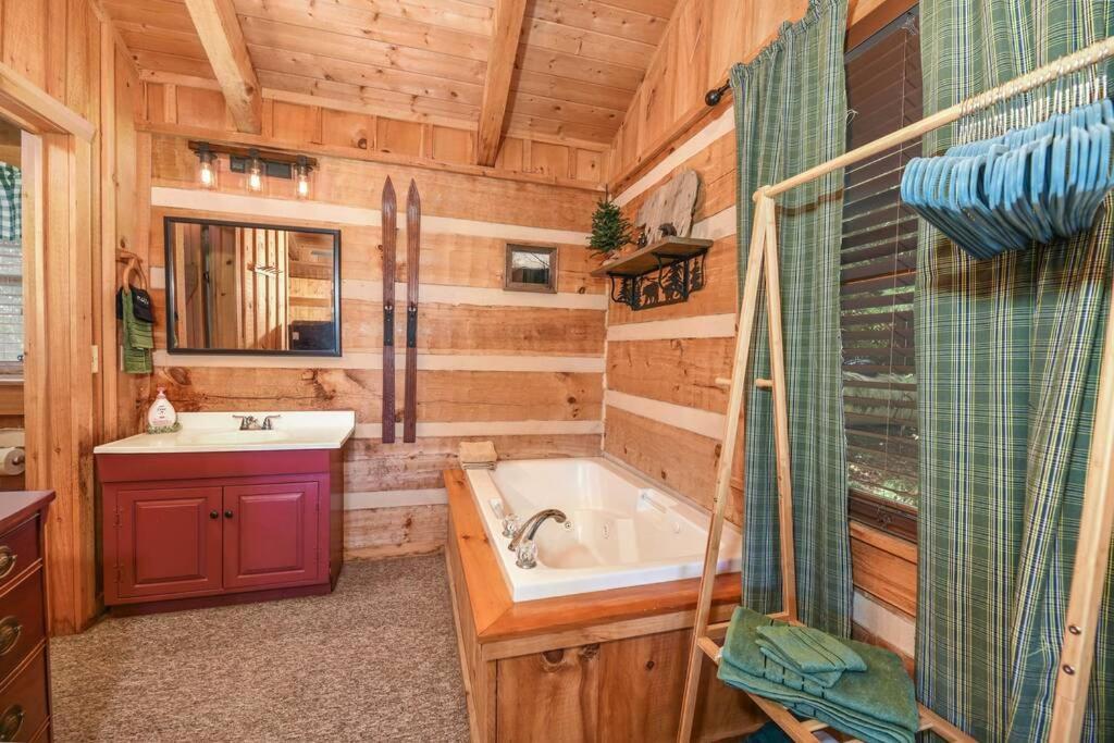 View! Cozy, Private, Fireplace, Hot Tub Log Cabin, Honeymoon! Сев'єрвілл Екстер'єр фото