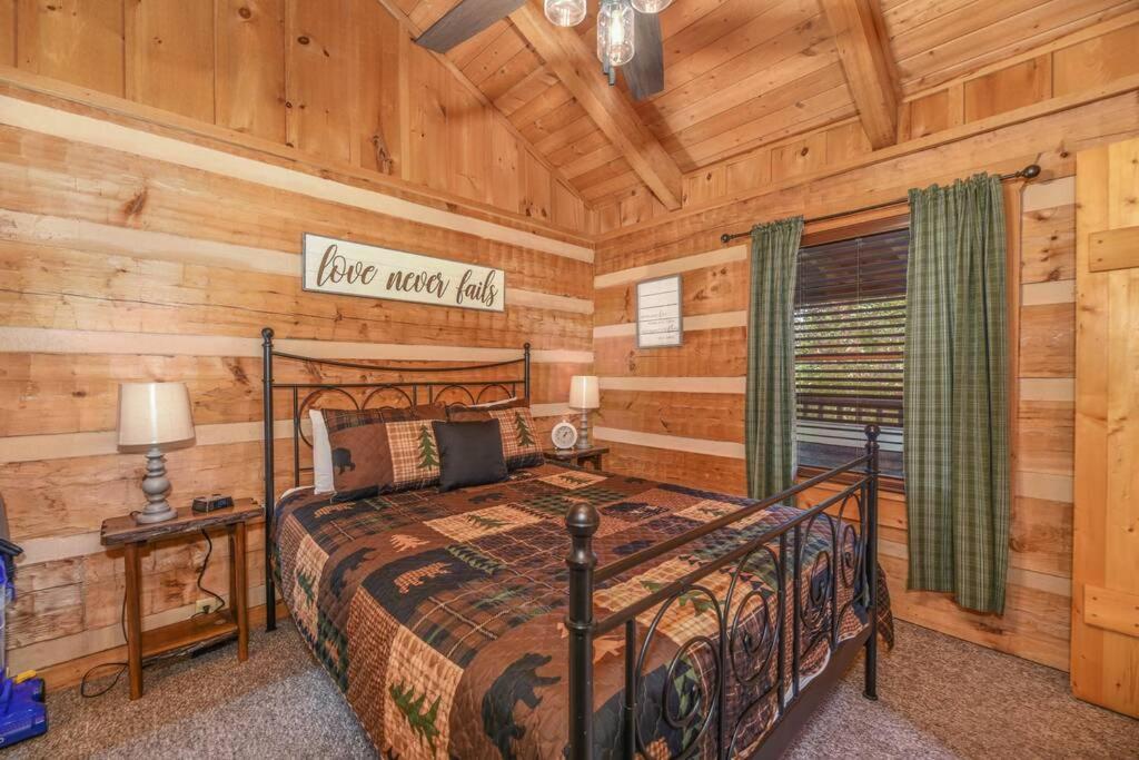 View! Cozy, Private, Fireplace, Hot Tub Log Cabin, Honeymoon! Сев'єрвілл Екстер'єр фото
