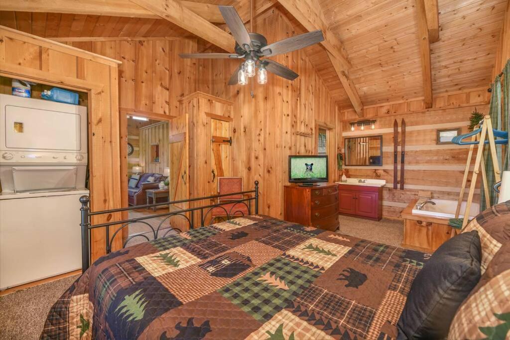 View! Cozy, Private, Fireplace, Hot Tub Log Cabin, Honeymoon! Сев'єрвілл Екстер'єр фото