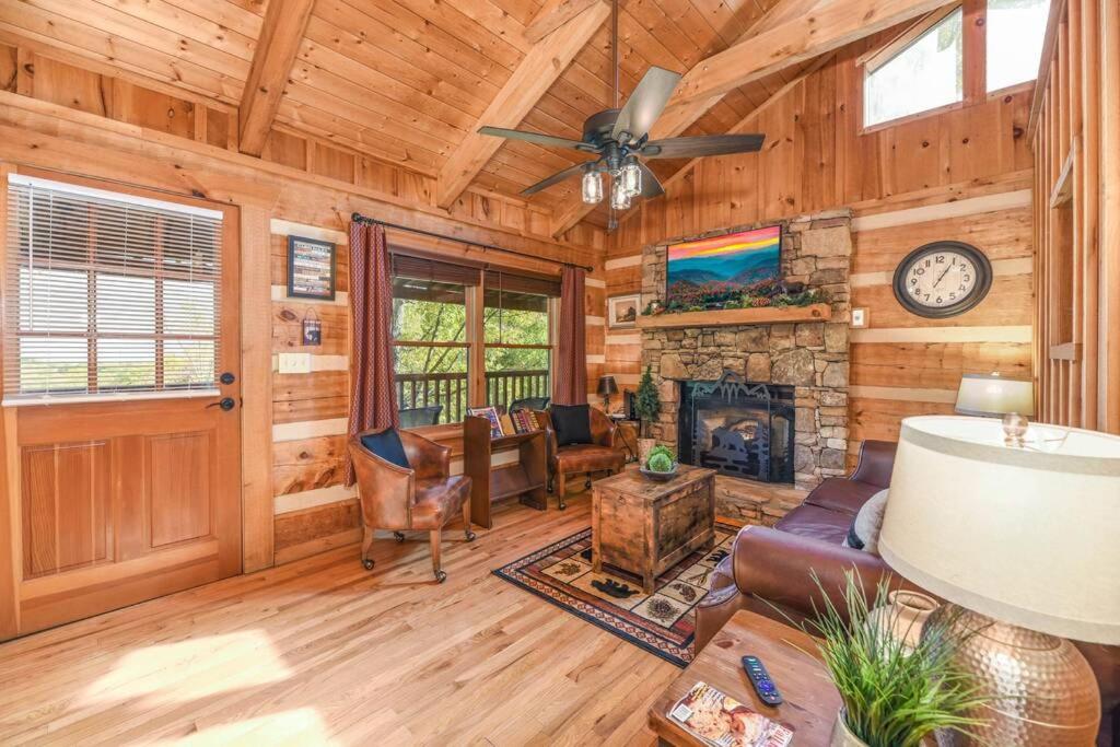 View! Cozy, Private, Fireplace, Hot Tub Log Cabin, Honeymoon! Сев'єрвілл Екстер'єр фото