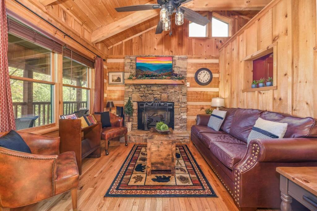 View! Cozy, Private, Fireplace, Hot Tub Log Cabin, Honeymoon! Сев'єрвілл Екстер'єр фото