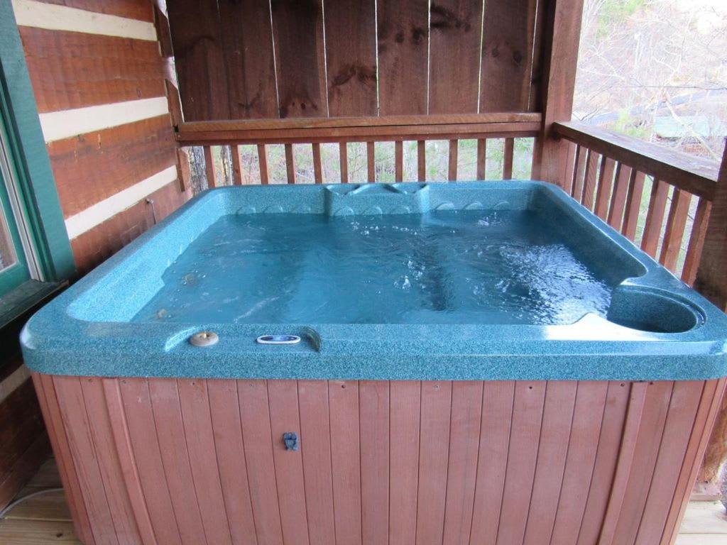 View! Cozy, Private, Fireplace, Hot Tub Log Cabin, Honeymoon! Сев'єрвілл Екстер'єр фото